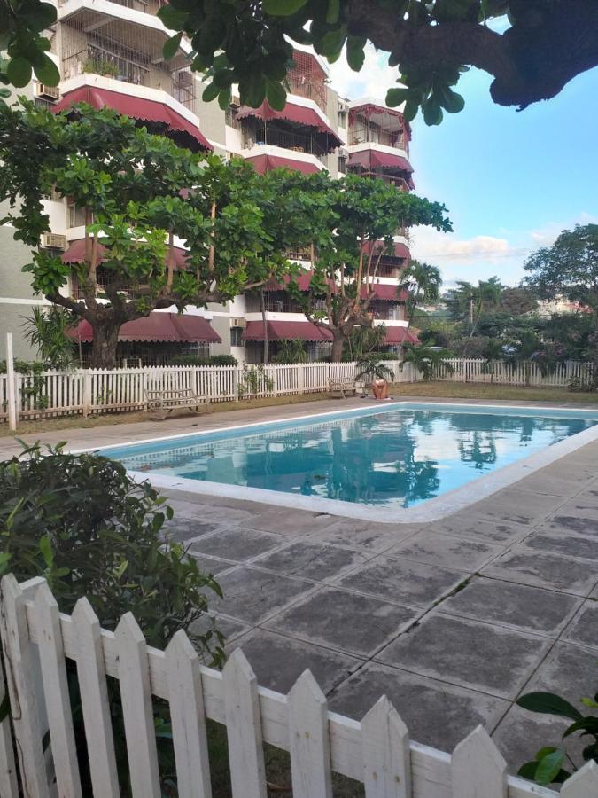 Rooms By The Pool キングストン エクステリア 写真